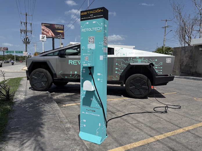 Cybertruck conectado a un cargador identificado con la marca Revoltech
