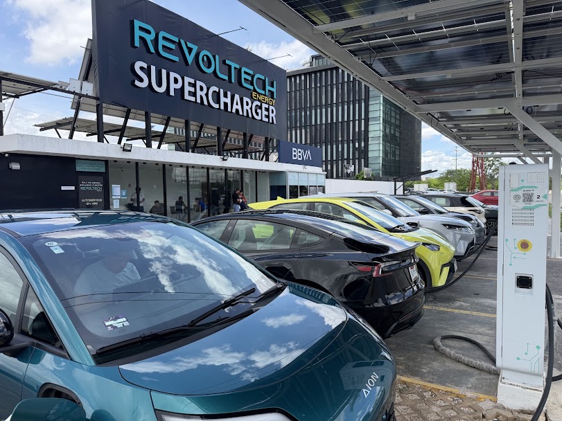 Cargador y vehículos en la estación Revoltech, junto al Edificio Black en Mérida
